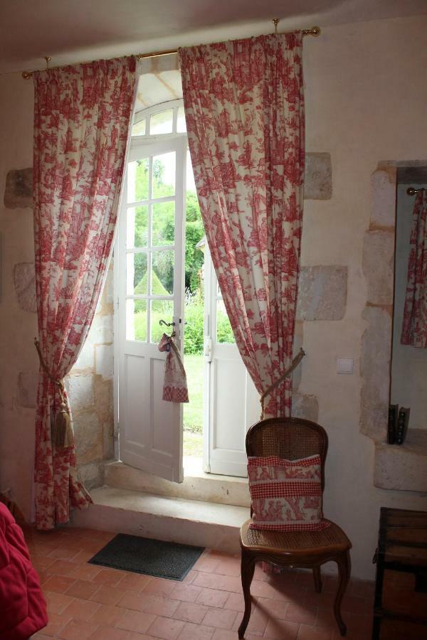 Chateau La Gentilhommiere Du Puits Notre-Dame 30 Rue De L'Eglise 24110 Saint Leon Sur L'Isle Экстерьер фото
