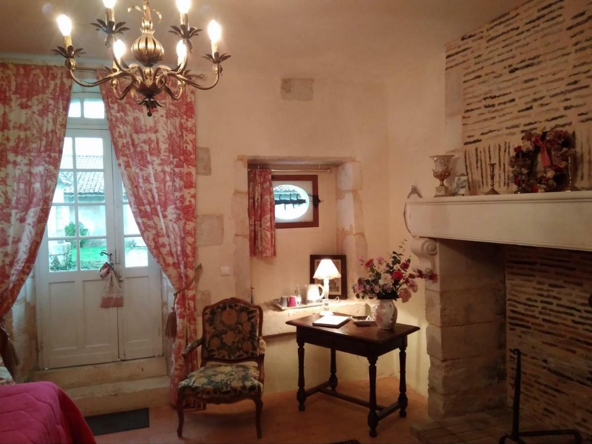 Chateau La Gentilhommiere Du Puits Notre-Dame 30 Rue De L'Eglise 24110 Saint Leon Sur L'Isle Экстерьер фото
